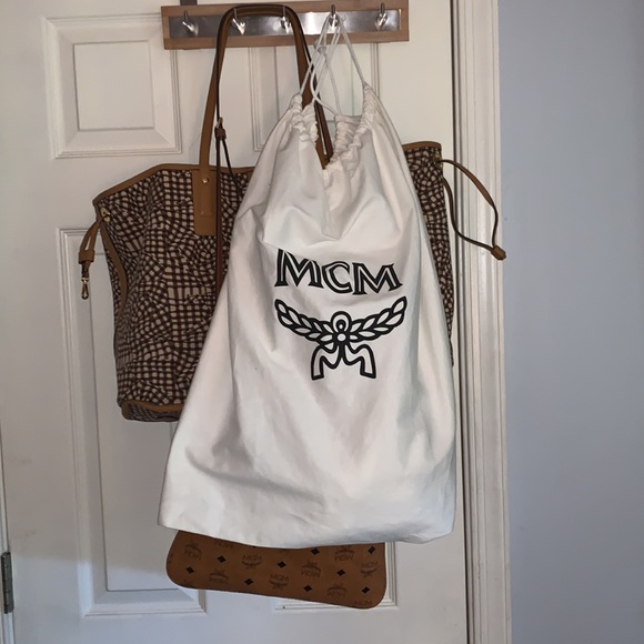 MCM Liz large reversible tote with clutch and extra strap. Great condition - Picture 6 of 15